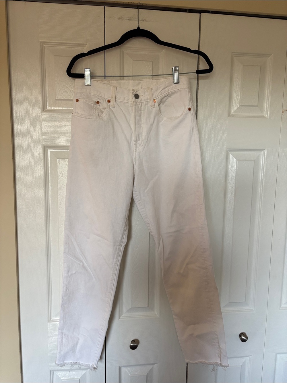 Leviโs White High-Rise Straight Ankle Jeans with Raw Frayed Hem size 26
